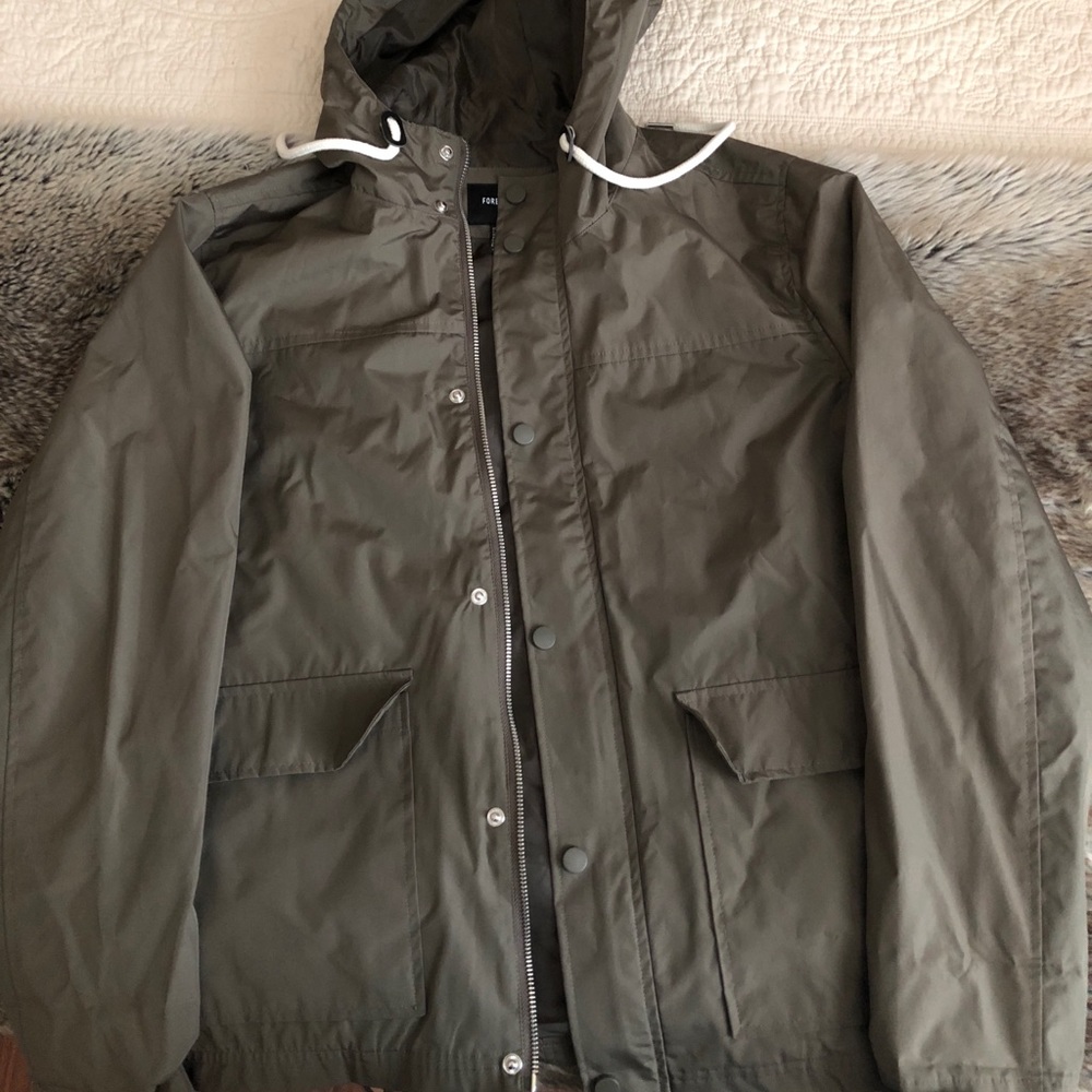 👑 Men’s rain jacket, w/ inside pockets. Like new